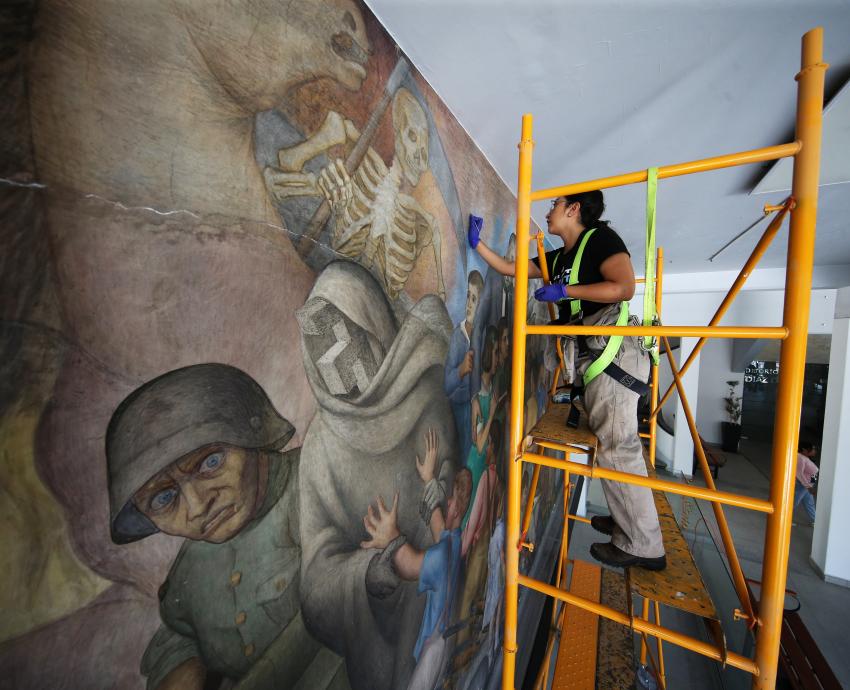Avanzan trabajos de restauración en murales de José Atanasio Monroy en CUCEI