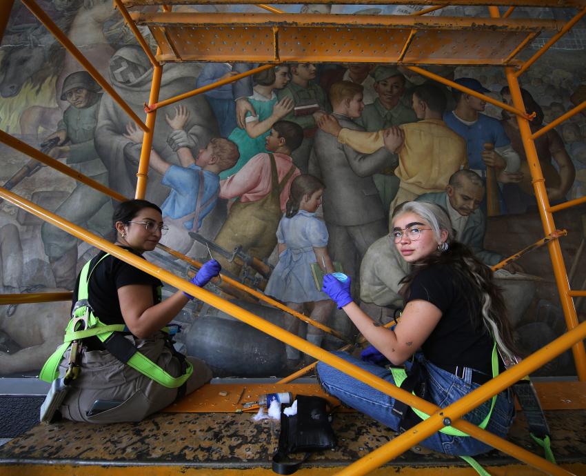 Avanzan trabajos de restauración en murales de José Atanasio Monroy en CUCEI