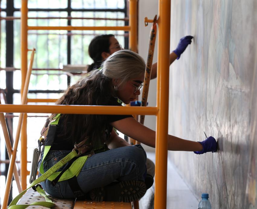 Avanzan trabajos de restauración en murales de José Atanasio Monroy en CUCEI
