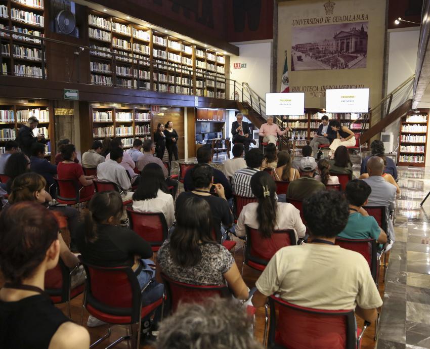 Debaten las similitudes entre fascismo y populismo en el mundo