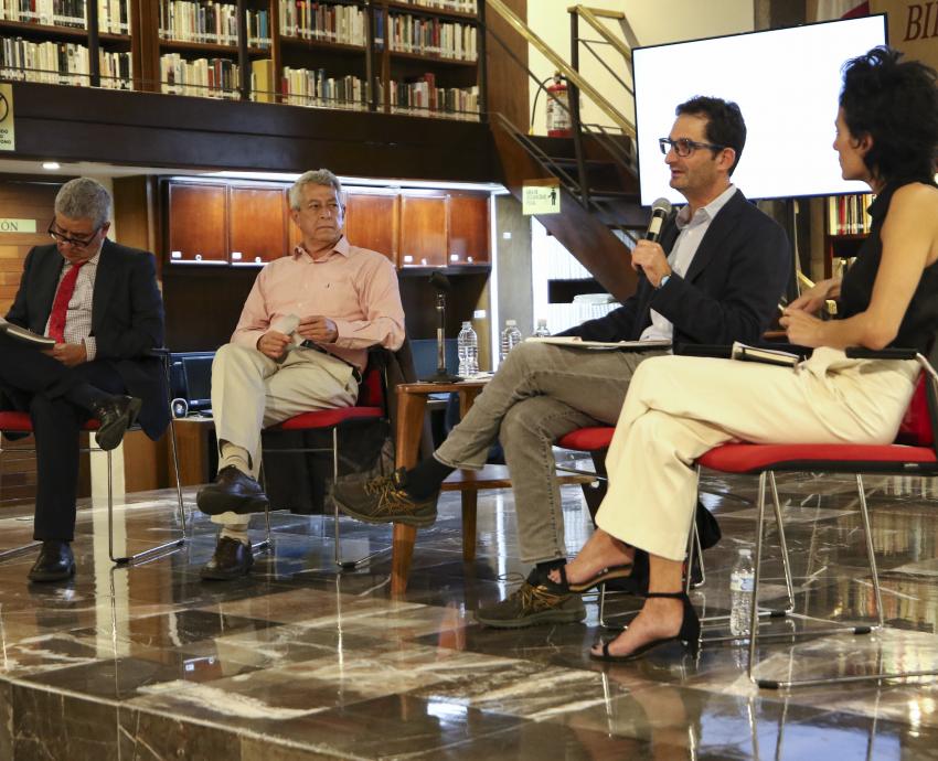 Debaten las similitudes entre fascismo y populismo en el mundo