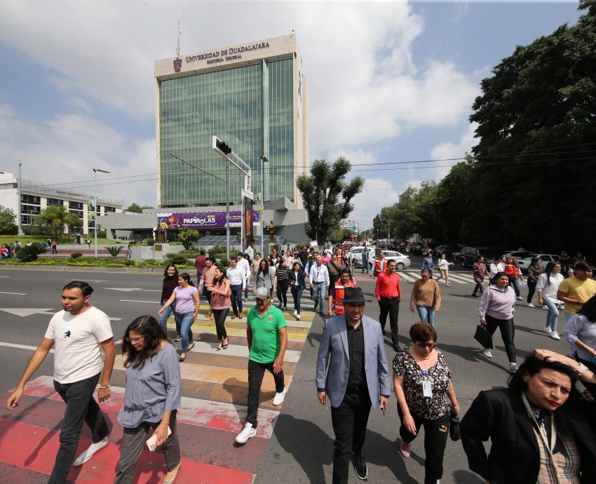 UdeG evacúa a 190 mil personas de sus instalaciones en todo Jalisco