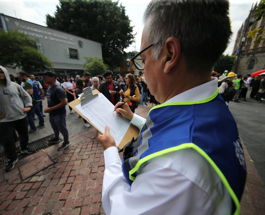 UdeG evacúa a 190 mil personas de sus instalaciones en todo Jalisco