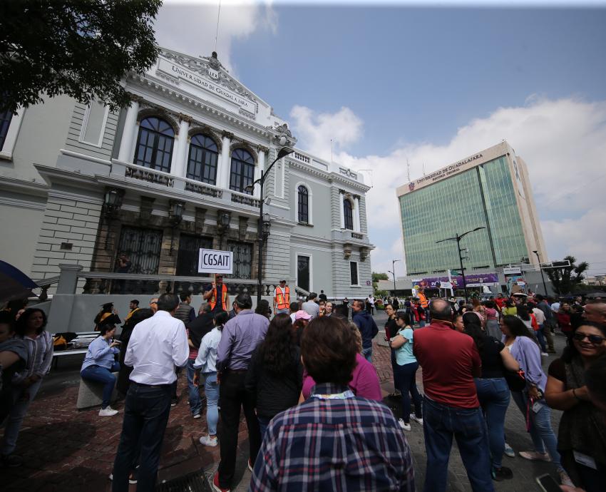 UdeG evacúa a 190 mil personas de sus instalaciones en todo Jalisco