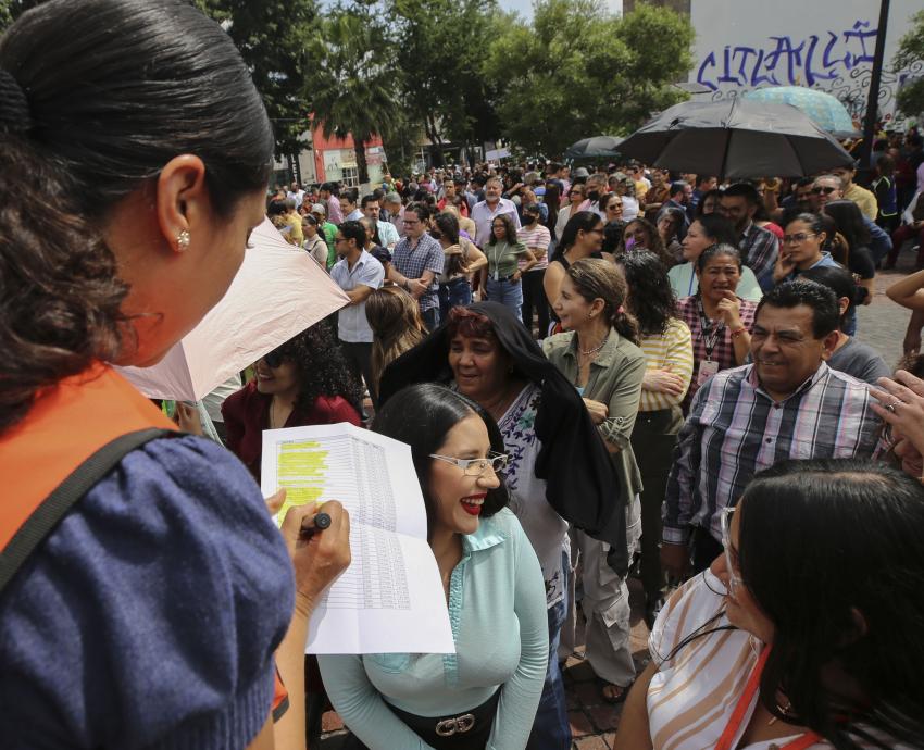 UdeG evacúa a 190 mil personas de sus instalaciones en todo Jalisco