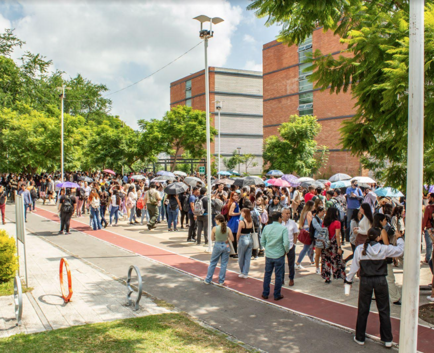 UdeG evacúa a 190 mil personas de sus instalaciones en todo Jalisco