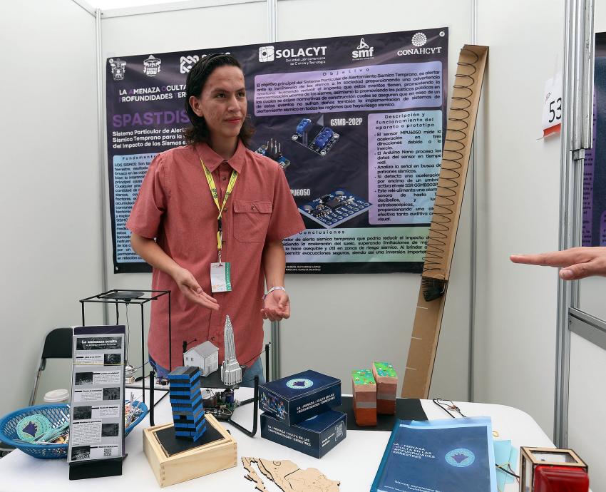 Estudiantes presentan proyectos en Encuentro Nacional de Experimentos de Física, en Preparatoria 15