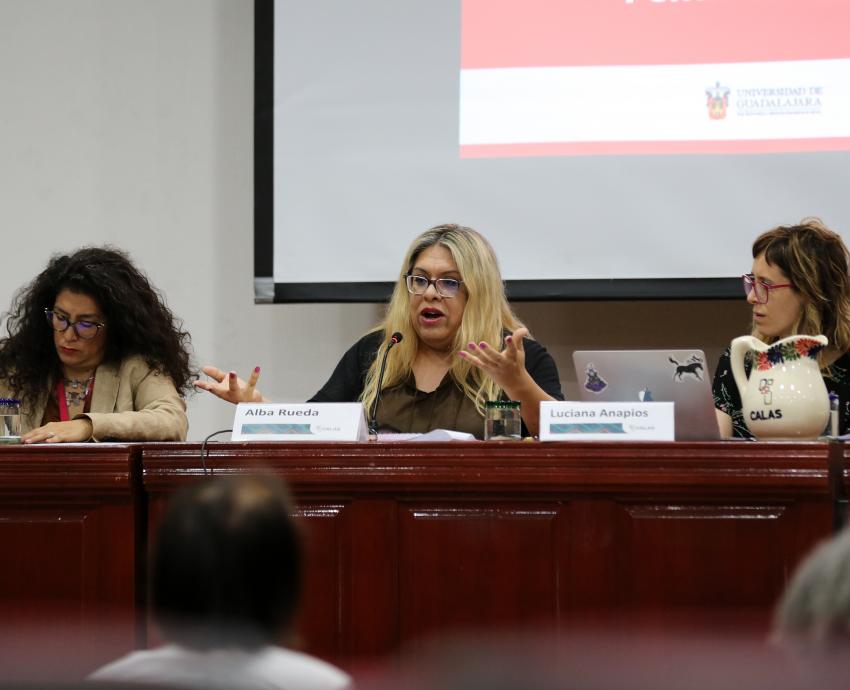 Dialogan mujeres líderes sobre feminismos y espacios de poder