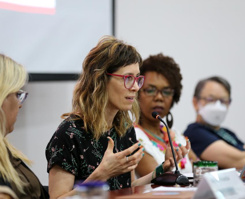 Dialogan mujeres líderes sobre feminismos y espacios de poder