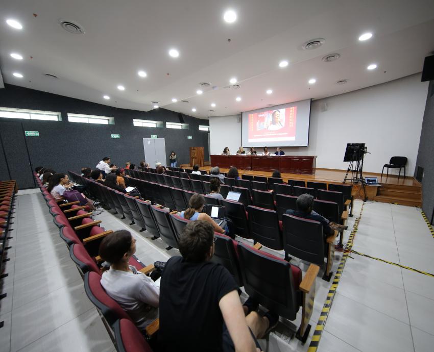 Dialogan mujeres líderes sobre feminismos y espacios de poder