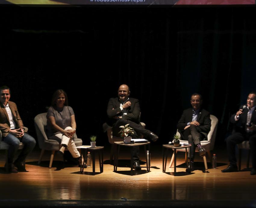 Presentan “Leones de corazón”, libro con historias de egresados destacados de la Preparatoria 7
