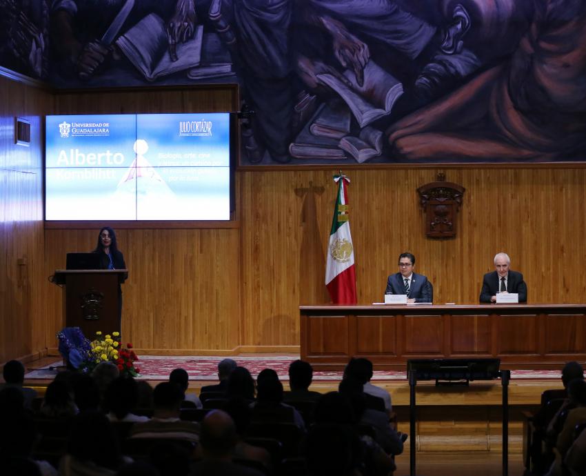 Alberto Kornblihtt reflexiona sobre la evolución a partir de la Luna