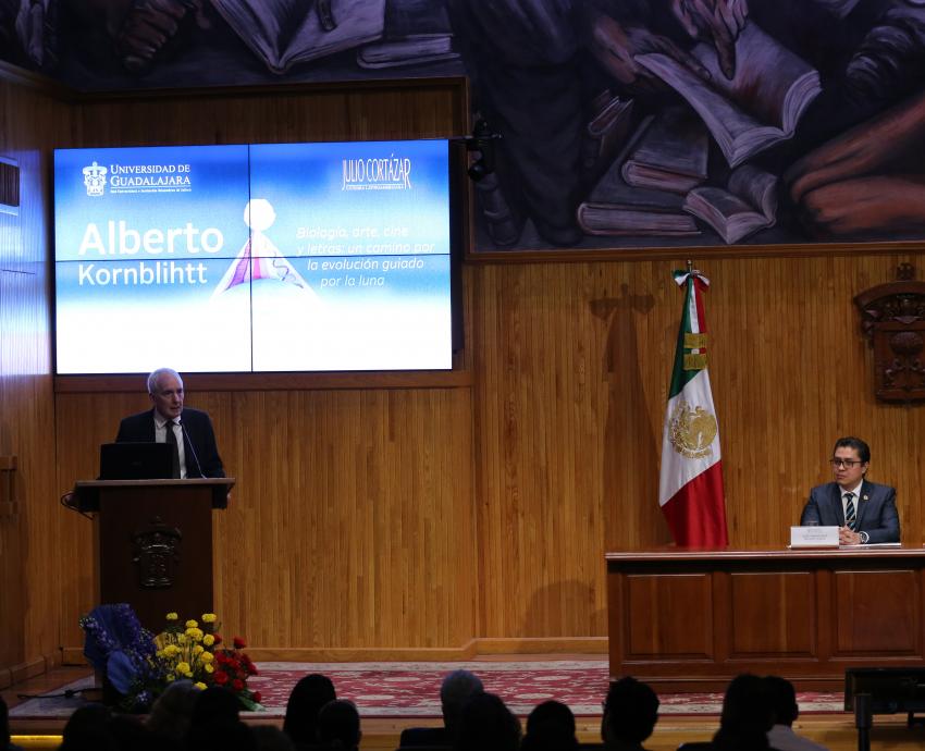 Alberto Kornblihtt reflexiona sobre la evolución a partir de la Luna