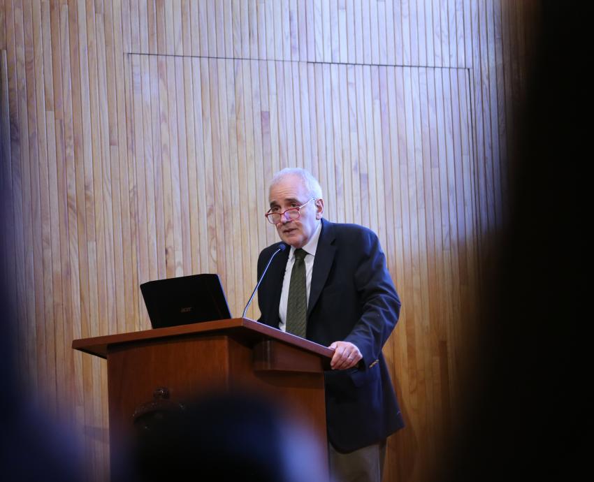 Alberto Kornblihtt reflexiona sobre la evolución a partir de la Luna