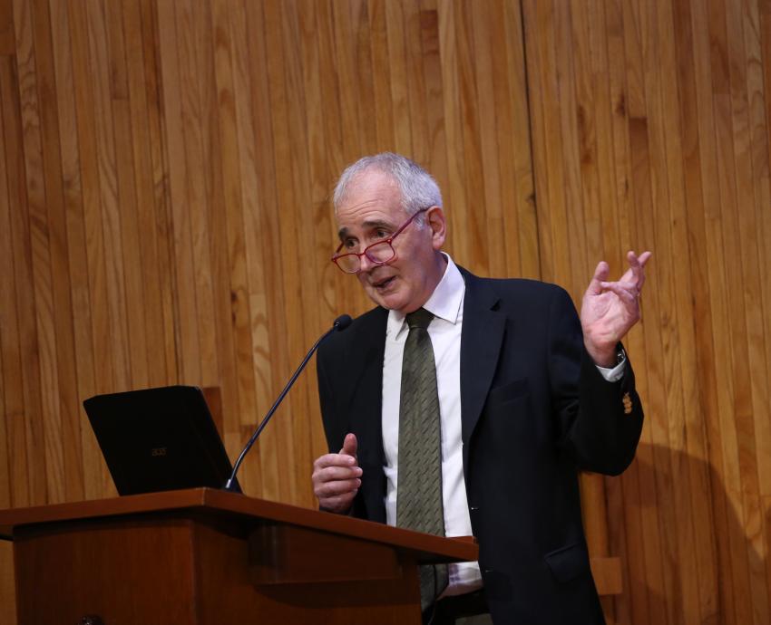 Alberto Kornblihtt reflexiona sobre la evolución a partir de la Luna