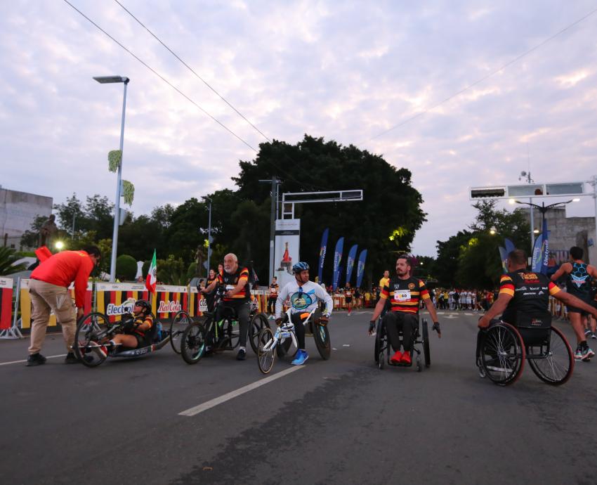 Disfrutan 10 mil corredores la séptima Carrera Leones Negros