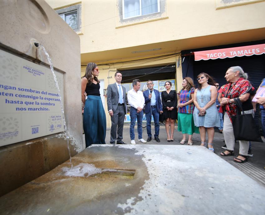 Inauguran placas de escritores y la exposición “Acuarela de luz, esto es Jalisco” en Paseo Alcalde