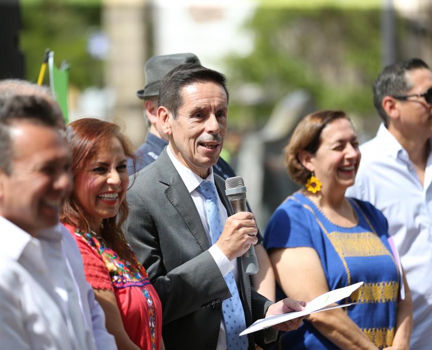 Inauguran placas de escritores y la exposición “Acuarela de luz, esto es Jalisco” en Paseo Alcalde