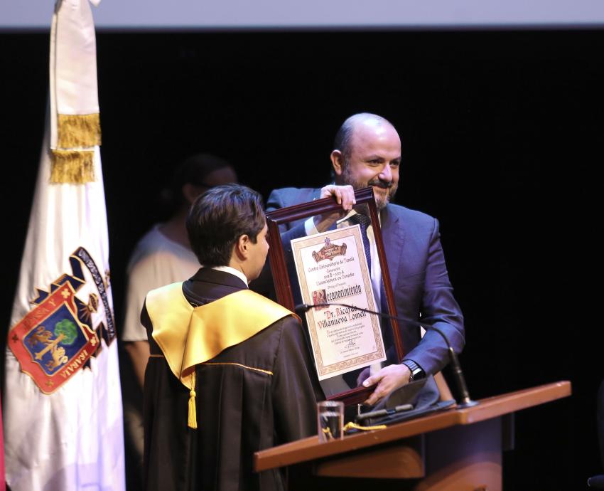 Rector General apadrina a generación de Abogados 2018 B-2023 A del CUTonalá
