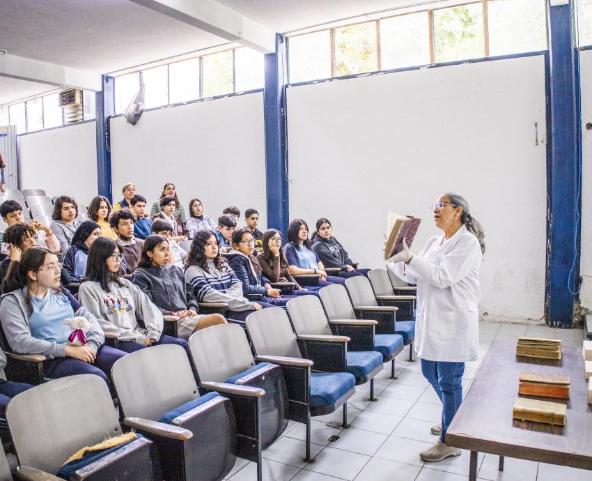 Los tesoros de la Biblioteca Juan José Arreola llegan a la Secundaria Técnica No. 4