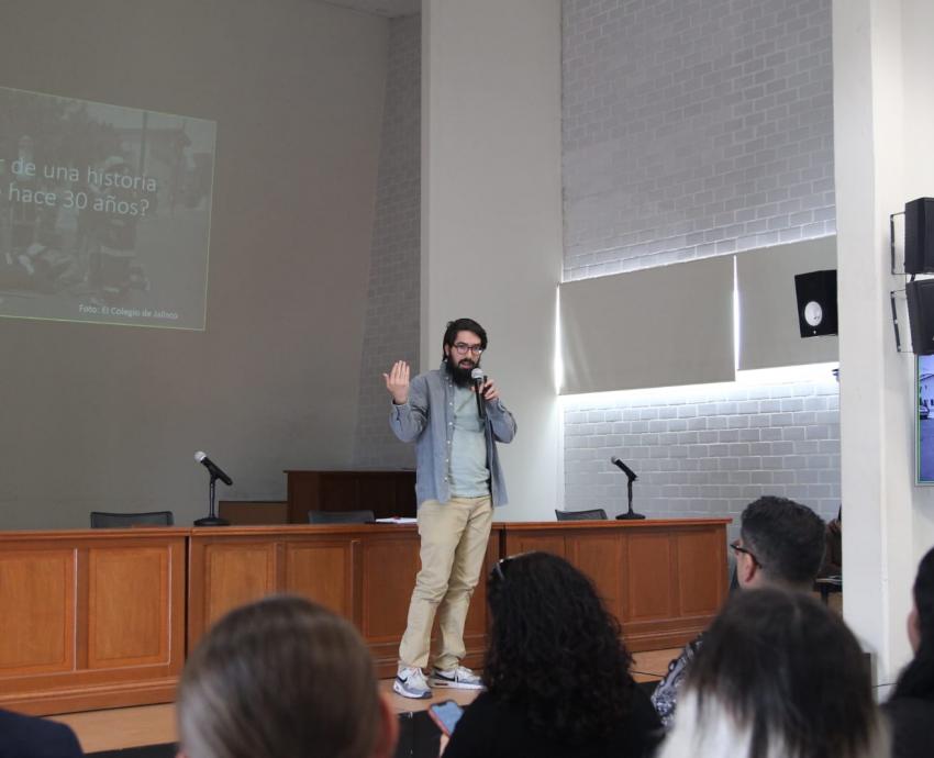 El periodista Julio González enseña a estudiantes cómo contar una historia de hace 30 años