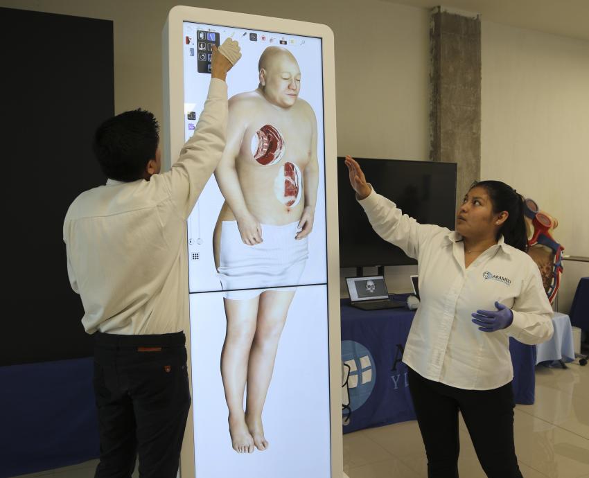 Estudiantes de Medicina del CUTlajomulco aprenden con simuladores de parto y cirugía