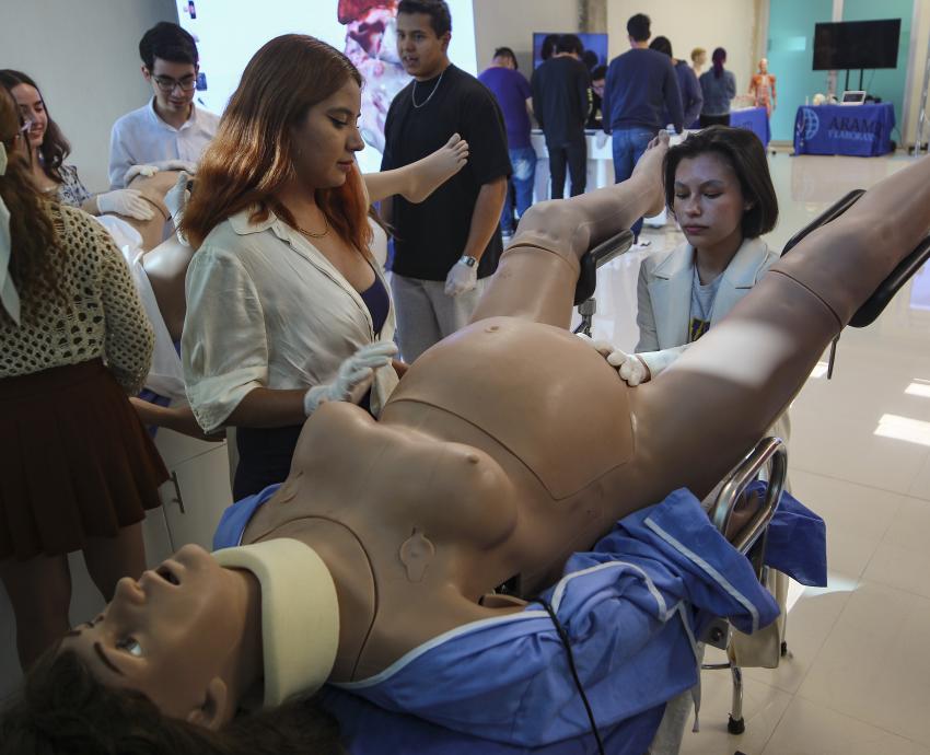Estudiantes de Medicina del CUTlajomulco aprenden con simuladores de parto y cirugía