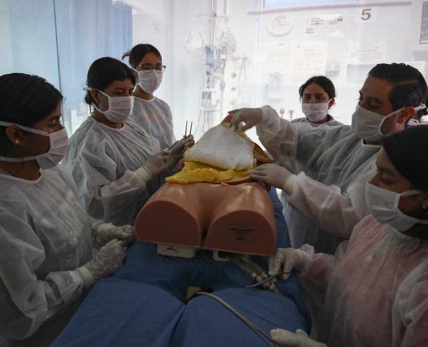 Estudiantes de Medicina del CUTlajomulco aprenden con simuladores de parto y cirugía