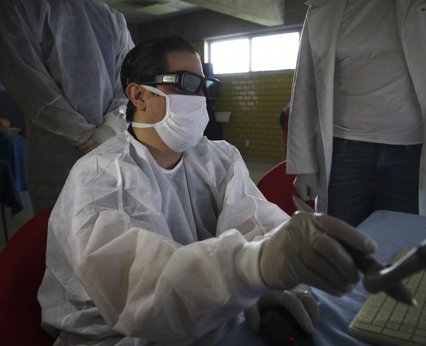 Estudiantes de Medicina del CUTlajomulco aprenden con simuladores de parto y cirugía