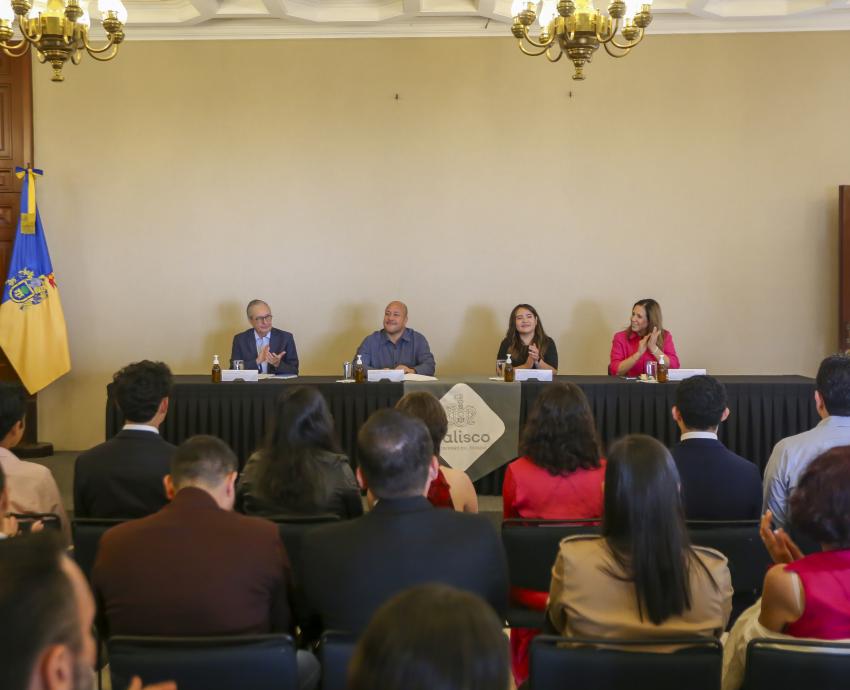 Reconocen con Premio Estatal de la Juventud a egresados de UdeG
