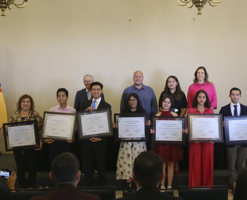 Reconocen con Premio Estatal de la Juventud a egresados de UdeG