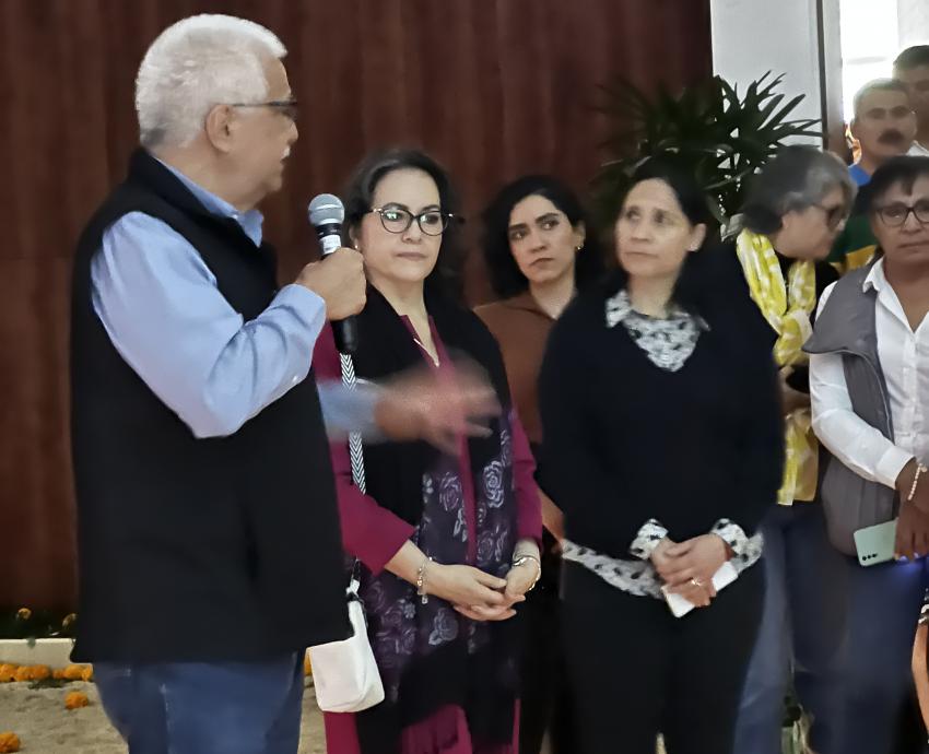 Crean altar de muertos con más de cinco mil flores de cempasúchil en CUCBA