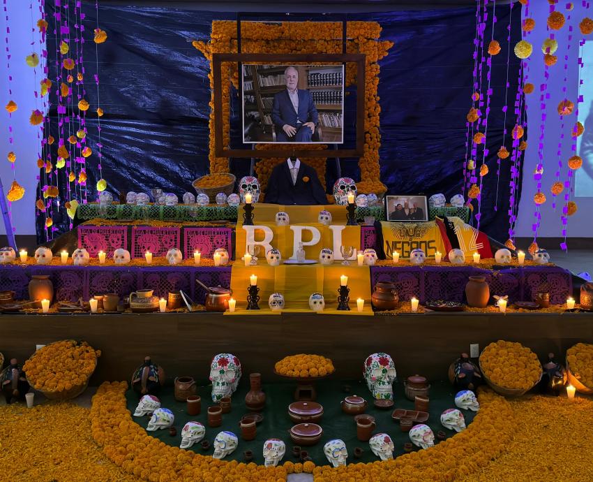 Crean altar de muertos con más de cinco mil flores de cempasúchil en CUCBA