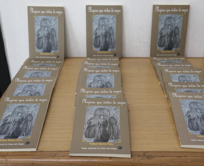 Presentan en CUCSH libro del artista Rafael Saenz Félix