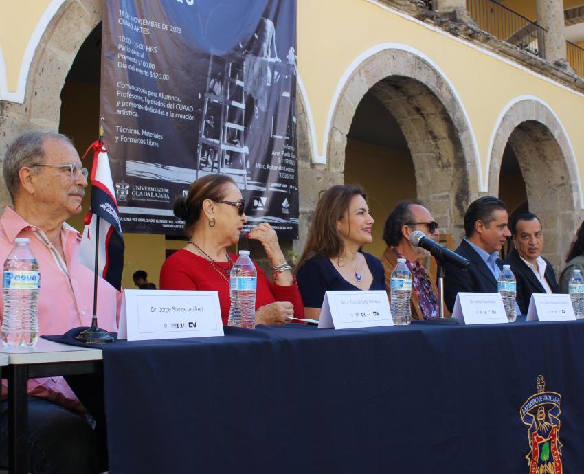 Más de 300 participantes trazan y fotografían en el “Taller de representación de desnudo”