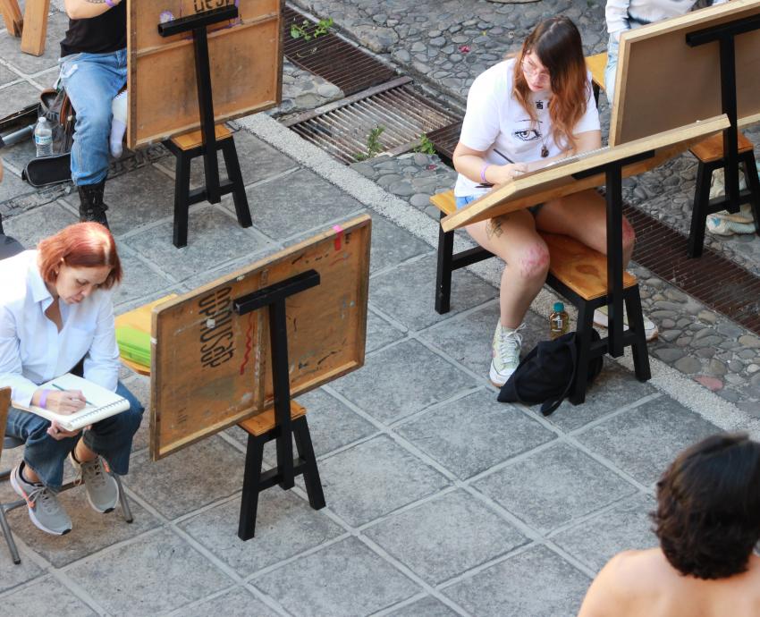 Más de 300 participantes trazan y fotografían en el “Taller de representación de desnudo”
