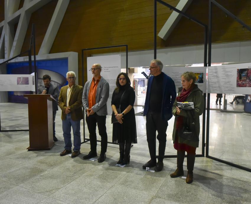 Exponen en BPEJ fotografías y poemas acerca del antropoceno en calles de Guadalajara 