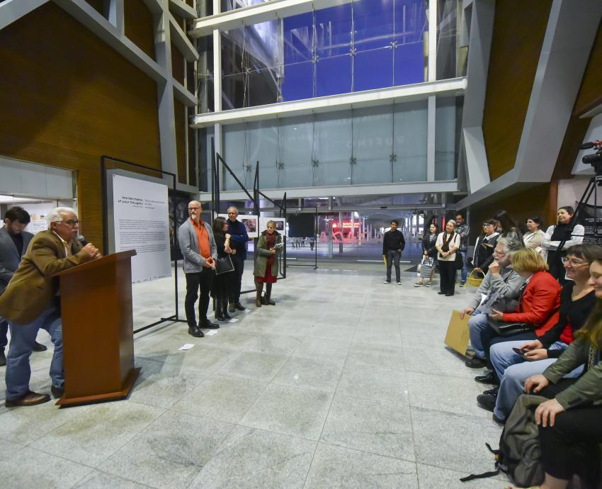 Exponen en BPEJ fotografías y poemas acerca del antropoceno en calles de Guadalajara 