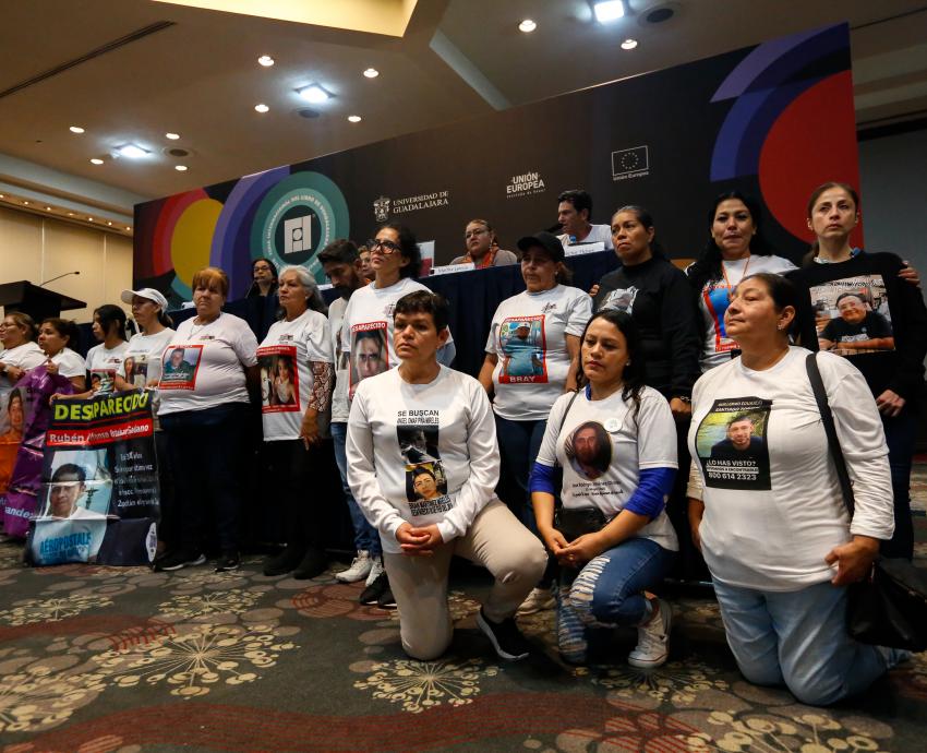 Colectivos de personas desaparecidas, académicos y periodistas participan en FIL Pensamiento