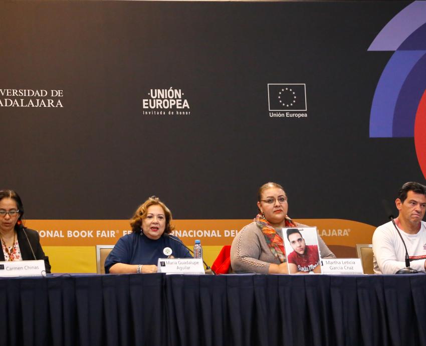 Colectivos de personas desaparecidas, académicos y periodistas participan en FIL Pensamiento