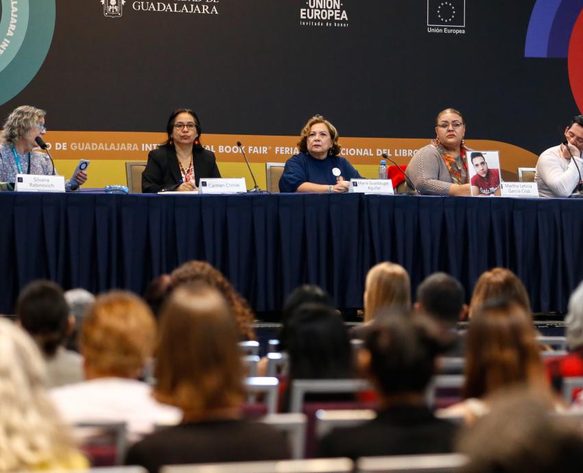 Colectivos de personas desaparecidas, académicos y periodistas participan en FIL Pensamiento