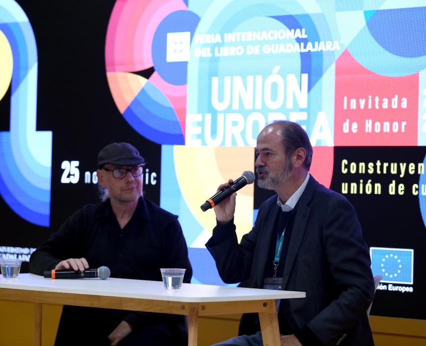 Villoro y Mordzinski dialogan acerca de la fotografía en la FIL