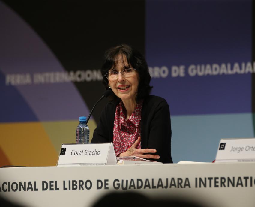 Coral Bracho dialoga con mil jóvenes en la FIL