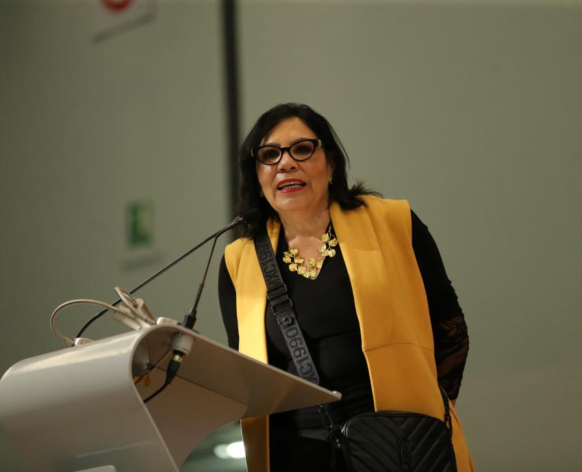 Coral Bracho dialoga con mil jóvenes en la FIL