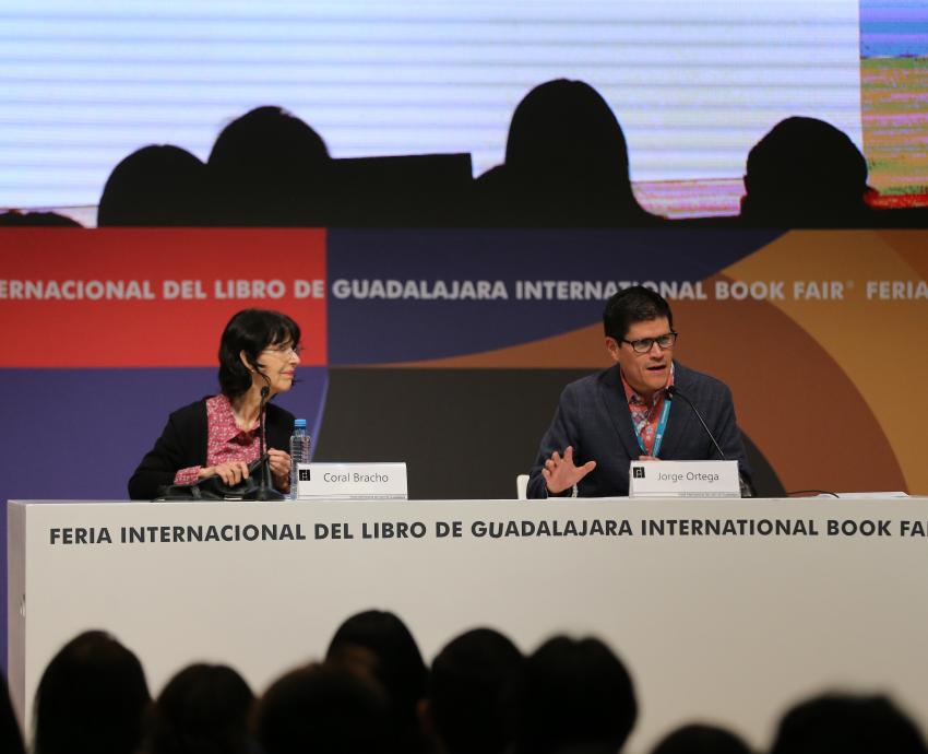 Coral Bracho dialoga con mil jóvenes en la FIL
