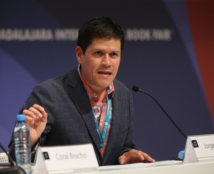 Coral Bracho dialoga con mil jóvenes en la FIL