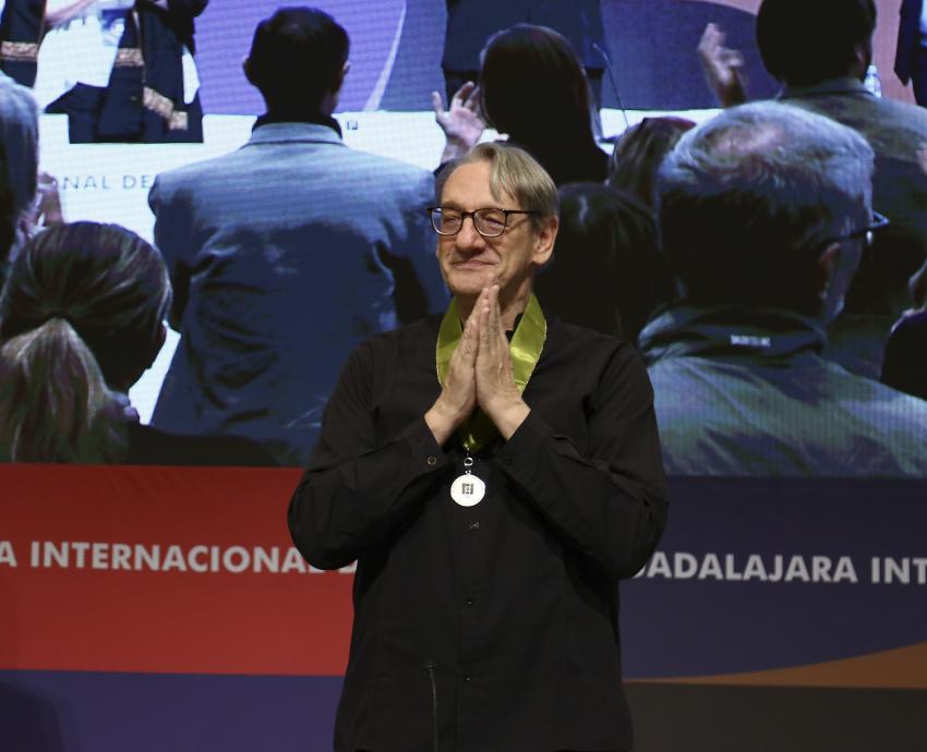 Reciben Margarita de Orellana y Alberto Ruy Sánchez homenaje al Mérito Editorial en la FIL