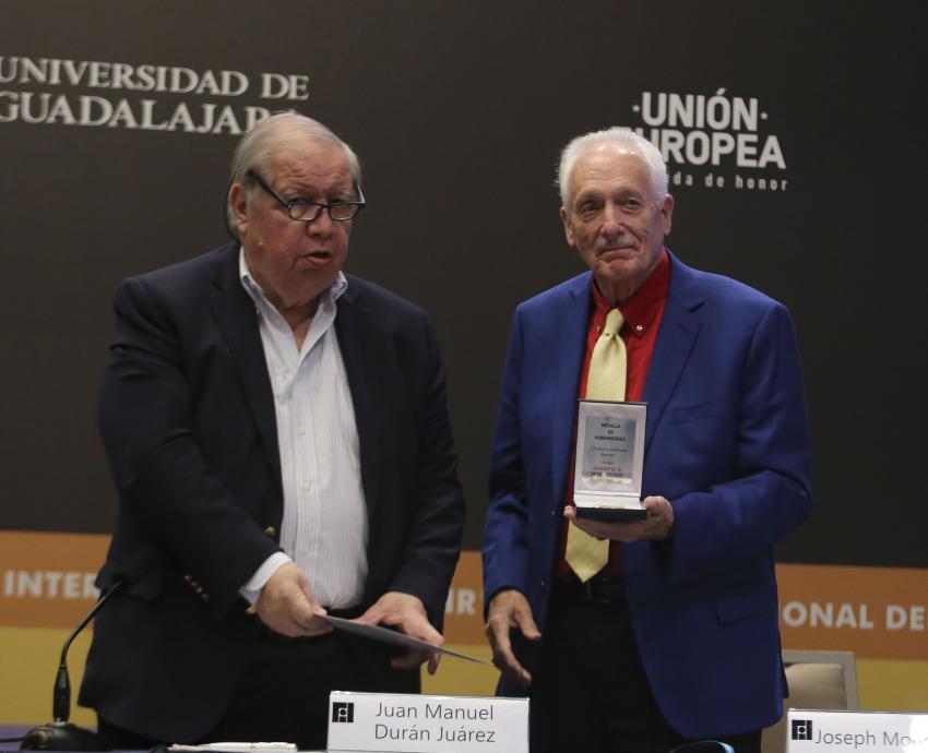 Reconocen al arqueólogo Joseph B. Mountjoy con la Medalla Federico Solórzano al mérito Académico en Humanidades