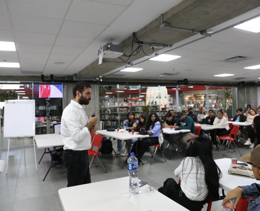 César Alan Ruiz Galicia, Premio Nacional de Periodismo 2020, comparte su experiencia en taller de crónica