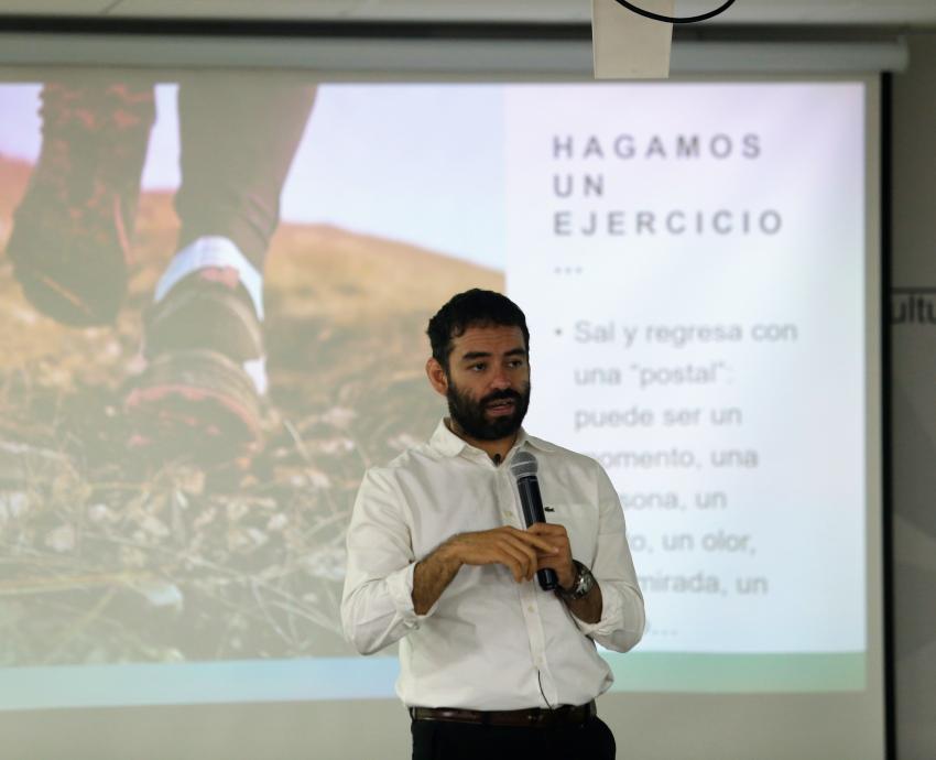 César Alan Ruiz Galicia, Premio Nacional de Periodismo 2020, comparte su experiencia en taller de crónica